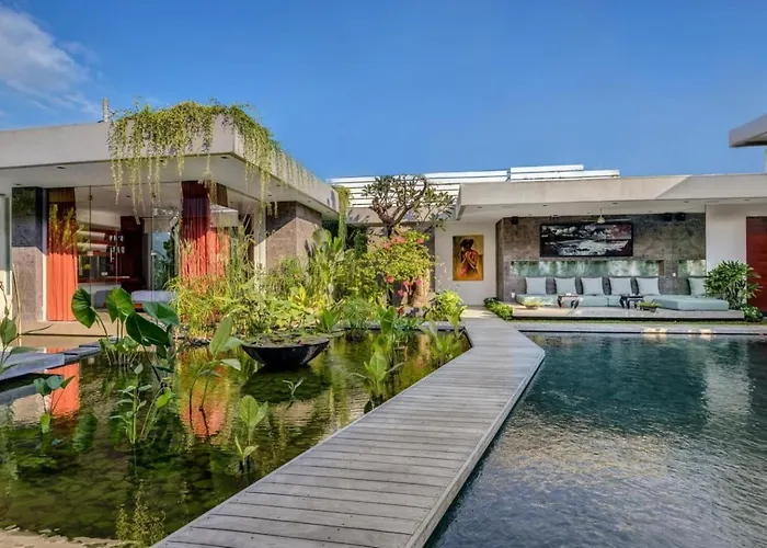 Stunning 4 Bed, Butler Service, Security, Central Seminyak 