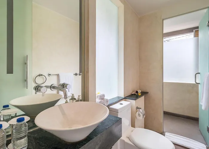 Stunning 4 Bed, Butler Service, Security, Central Seminyak 
