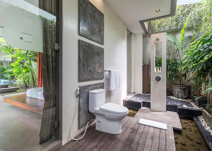 Stunning 4 Bed, Butler Service, Security, Central Seminyak 
